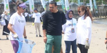 Arya Sinulingga Bersama Pegadaian Bersihkan 1,5 Ton Sampah di Pantai Melawai