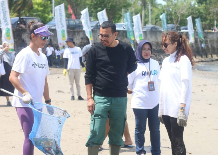 Arya Sinulingga Bersama Pegadaian Bersihkan 1,5 Ton Sampah di Pantai Melawai