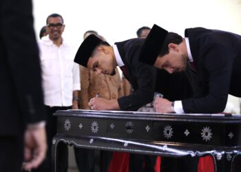 Thom Haye dan Ragnar Oratmangoen Resmi Jadi Warga Negara Indonesia