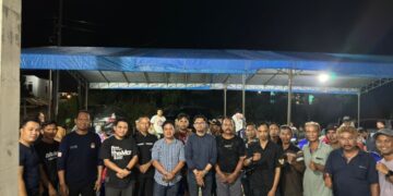 Foto bersama Muhammad Bijak Ilhamdani dengan masyarakat saat reses di Tengin Baru
