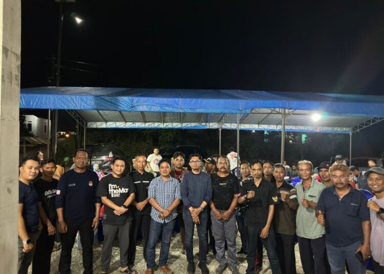 Foto bersama Muhammad Bijak Ilhamdani dengan masyarakat saat reses di Tengin Baru