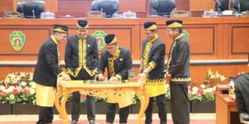 DPRD PPU Serahkan Piagam Penghargaan Capaian Kinerja
