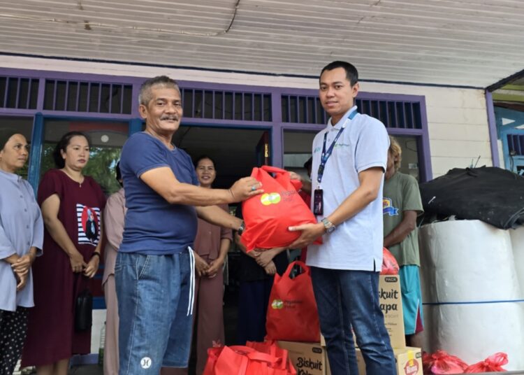 Pegadaian Kalimantan Bantu Korban Banjir di Kutai Barat dengan 200 Paket Sembako