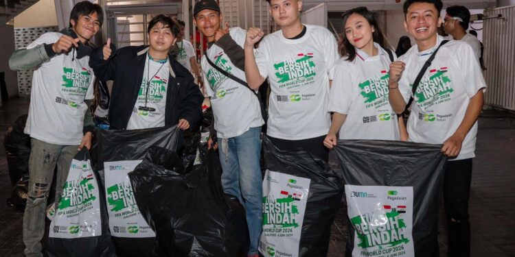 Salut ! Pegadaian Ajak Pecinta Bola Bersihkan Sampah di Stadion Usai Pertandingan Indonesia VS Irak