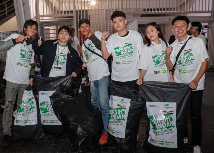 Salut ! Pegadaian Ajak Pecinta Bola Bersihkan Sampah di Stadion Usai Pertandingan Indonesia VS Irak