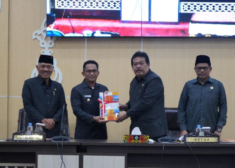 Rahmad Mas’ud Sampaikan Nota Penjelasan RPJPD 2025-2045 di Rapat Paripurna DPRD
