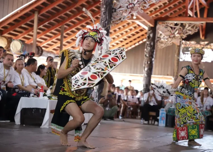 Mengenal Suku Dayak Kaltim, Delegasi EBIFF 2024 Kunjungi Desa Budaya Pampang