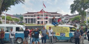 Sopir Angkot Balikpapan Demo Tolak Bus City Trans