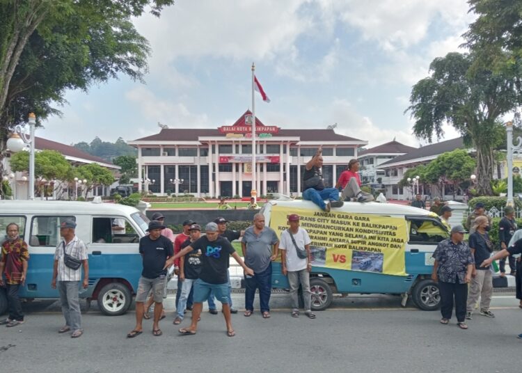 Sopir Angkot Balikpapan Demo Tolak Bus City Trans