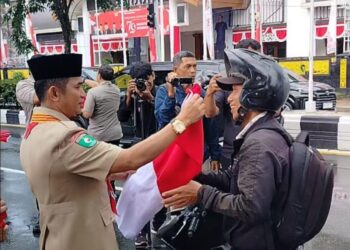 Pemkot Balikpapan Bagikan Ribuan Bendera Merah Putih untuk Tingkatkan Rasa Patriotisme