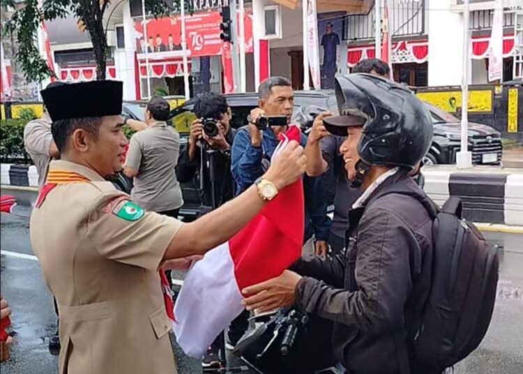 Pemkot Balikpapan Bagikan Ribuan Bendera Merah Putih untuk Tingkatkan Rasa Patriotisme