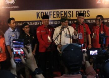 Pasangan Rendi Ismail dan Eddy Sunardi menjadi yang terakhir mendaftar ke KPU Balikpapan pada Kamis malam, 29 Agustus 2024. (Foto : KPU Balikpapan)