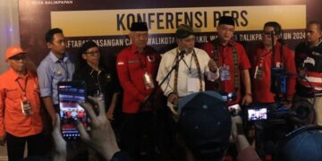 Pasangan Rendi Ismail dan Eddy Sunardi menjadi yang terakhir mendaftar ke KPU Balikpapan pada Kamis malam, 29 Agustus 2024. (Foto : KPU Balikpapan)