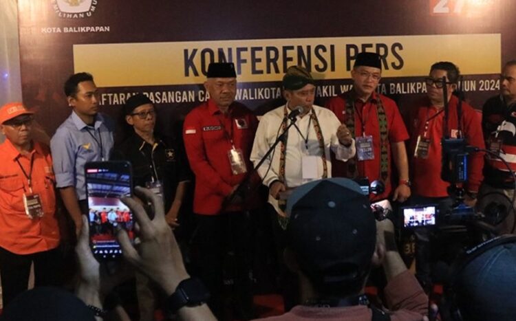 Pasangan Rendi Ismail dan Eddy Sunardi menjadi yang terakhir mendaftar ke KPU Balikpapan pada Kamis malam, 29 Agustus 2024. (Foto : KPU Balikpapan)