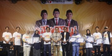 Makmur Marbun (tengah) hadir dan membuka kegiatan Bawaslu Super Fest 2024, pada Sabtu malam, 31 Agustus 2024. (Foto : istimewa)