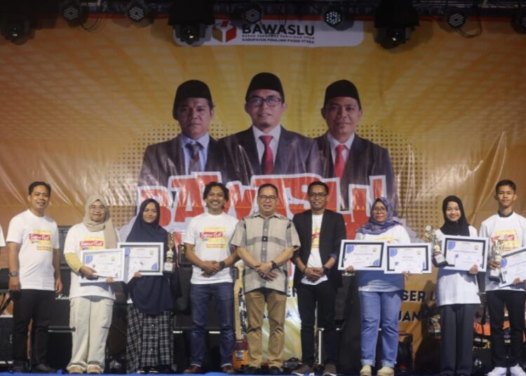 Makmur Marbun (tengah) hadir dan membuka kegiatan Bawaslu Super Fest 2024, pada Sabtu malam, 31 Agustus 2024. (Foto : istimewa)