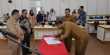 Pengukuhan Tim Percepatan Akses Keuangan Daerah (TPAKD) dalam acara yang digelar Badan Keuangan Aset Daerah (BKAD) PPU di Aula Lantai III Kantor Bupati PPU, pada Senin, 2 September 2024. (Foto : istimewa)