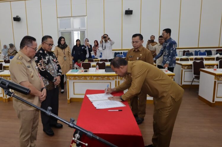 Pengukuhan Tim Percepatan Akses Keuangan Daerah (TPAKD) dalam acara yang digelar Badan Keuangan Aset Daerah (BKAD) PPU di Aula Lantai III Kantor Bupati PPU, pada Senin, 2 September 2024. (Foto : istimewa)