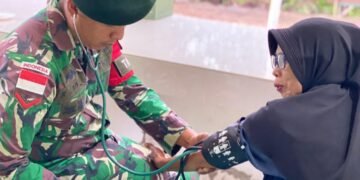 Pelayanan Kesehatan ‘Door to Door’ oleh Satgas Pamtas RI-Malaysia Yonarmed 11 Kostrad di Perbatasan