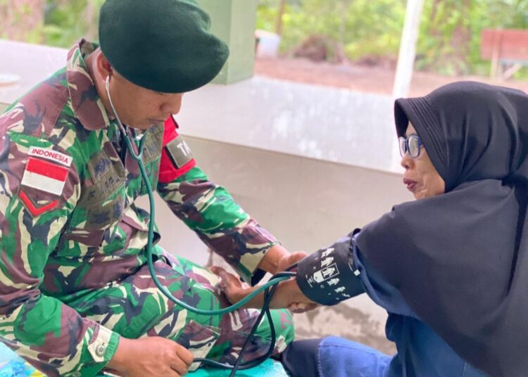 Pelayanan Kesehatan ‘Door to Door’ oleh Satgas Pamtas RI-Malaysia Yonarmed 11 Kostrad di Perbatasan