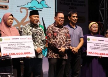 Penyerahan simbolis bantuan (foto : istimewa)