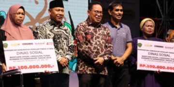 Penyerahan simbolis bantuan (foto : istimewa)