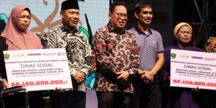 Penyerahan simbolis bantuan (foto : istimewa)