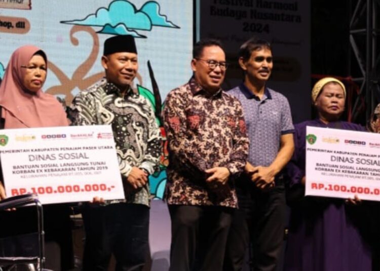 Penyerahan simbolis bantuan (foto : istimewa)