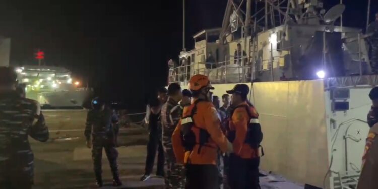 KRI Layang-635 Evakuasi Korban kebakaran Kapal Nelayan di Perairan Muara Pegah