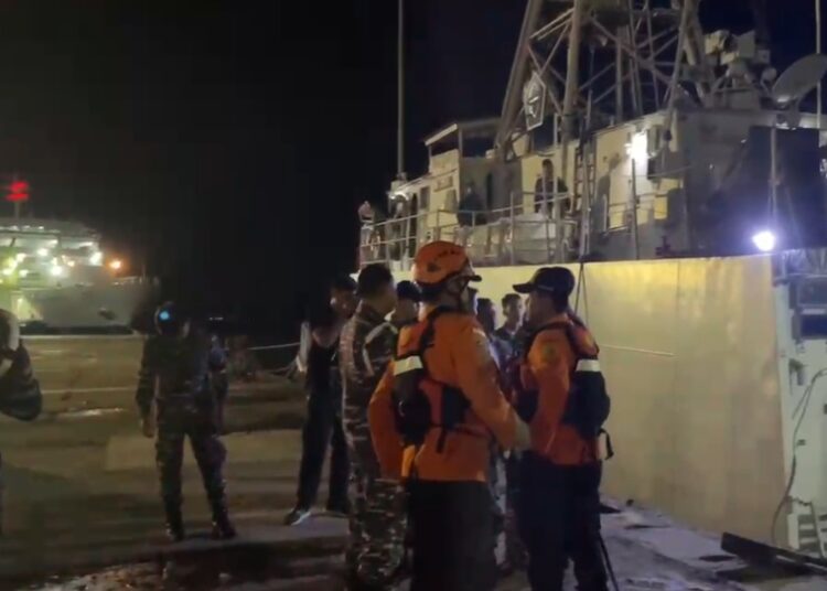 KRI Layang-635 Evakuasi Korban kebakaran Kapal Nelayan di Perairan Muara Pegah