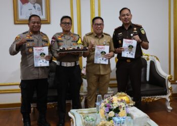 Makmur Marbun menerima kejutan dan ucapan selamat dari berbagai pejabat di lingkungan Pemerintah Kabupaten PPU, termasuk dari Forum Koordinasi Pimpinan Daerah (Forkopimda) PPU. (Foto : istimewa)