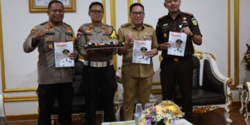 Makmur Marbun menerima kejutan dan ucapan selamat dari berbagai pejabat di lingkungan Pemerintah Kabupaten PPU, termasuk dari Forum Koordinasi Pimpinan Daerah (Forkopimda) PPU. (Foto : istimewa)
