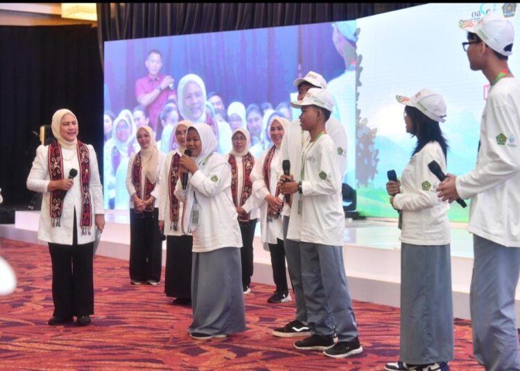 Iriana Joko Widodo dan Wury Ma’ruf Amin Semangati dan Beri Hadiah Peserta Sosialisasi Moderat Sejak Dini