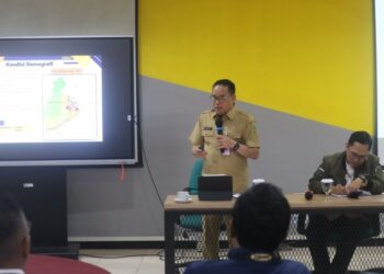 Makmur Marbun, memberikan materi tentang inovasi kebijakan dalam Pelatihan Pejabat Administrator. (Foto : istimewa)