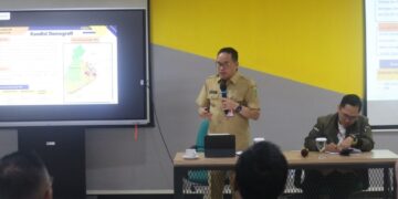 Makmur Marbun, memberikan materi tentang inovasi kebijakan dalam Pelatihan Pejabat Administrator. (Foto : istimewa)
