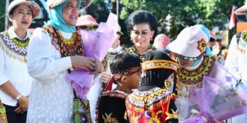 Iriana Joko Widodo didampingi Wury Ma'ruf Amin serta Anggota Aksi Solidaritas Era Kabinet Indonesia Maju (OASE KIM), melakukan kunjungan kerja ke Ibu Kota Nusantara (IKN), tepatnya di Desa Tengin Baru, Kecamatan Sepaku, Kabupaten Penajam Paser Utara (PPU), pada Kamis, 12 September 2024. (Foto : istimewa)