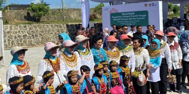 Iriana Joko Widodo didampingi Wury Ma'ruf Amin dan Anggota Aksi Solidaritas Era Kabinet Indonesia Maju (OASE KIM), mengadakan pelatihan pengelolaan sampah rumah tangga menjadi eco enzyme. (Foto : istimewa)
