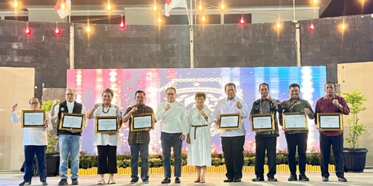 Makmur Marbun, memberikan penghargaan kepada tujuh kepala Organisasi Perangkat Daerah (OPD) dalam rangkaian acara Pentas Seni dan UMKM di alun-alun Penyembolum Pemkab PPU pada Sabtu, 14 September 2024. (Foto : istimewa)