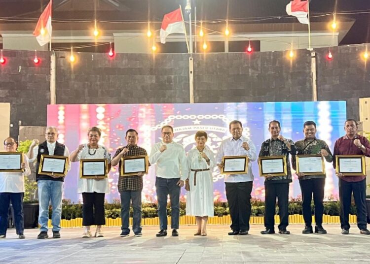 Makmur Marbun, memberikan penghargaan kepada tujuh kepala Organisasi Perangkat Daerah (OPD) dalam rangkaian acara Pentas Seni dan UMKM di alun-alun Penyembolum Pemkab PPU pada Sabtu, 14 September 2024. (Foto : istimewa)