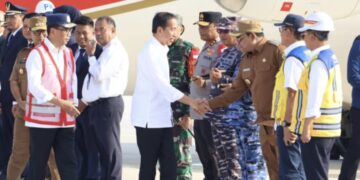 Pejabat (Pj) Bupati Penajam Paser Utara (PPU), Muhammad Zainal Arifin, menyambut kedatangan Presiden Jokowi. (Foto : istimewa)