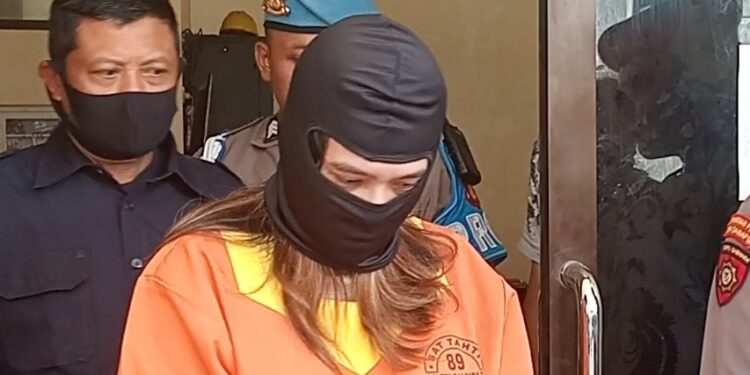Asyik Live Bugil Sambil Promosi Judi Online, Wanita Muda di Balikpapan Ditangkap Polisi