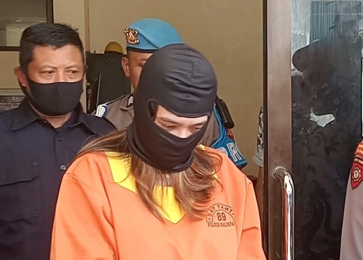 Asyik Live Bugil Sambil Promosi Judi Online, Wanita Muda di Balikpapan Ditangkap Polisi