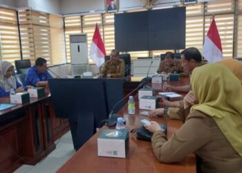 Penjabat Sementara (Pjs) Wali Kota Balikpapan, Ahmad Muzakkir, bersama Perumda Tirta Manuntung Balikpapan (PTMB) melakukan pembahasan mendalam mengenai rencana peningkatan layanan air bersih. (Foto : istimewa)