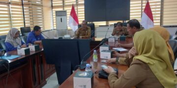 Penjabat Sementara (Pjs) Wali Kota Balikpapan, Ahmad Muzakkir, bersama Perumda Tirta Manuntung Balikpapan (PTMB) melakukan pembahasan mendalam mengenai rencana peningkatan layanan air bersih. (Foto : istimewa)