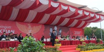 Sekretaris Daerah PPU, Tohar, bertindak sebagai inspektur upacara. (Foto : istimewa)