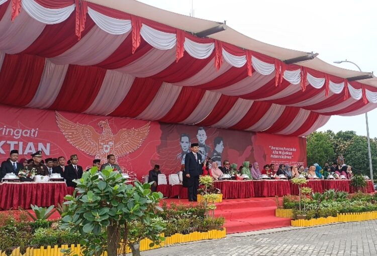 Sekretaris Daerah PPU, Tohar, bertindak sebagai inspektur upacara. (Foto : istimewa)