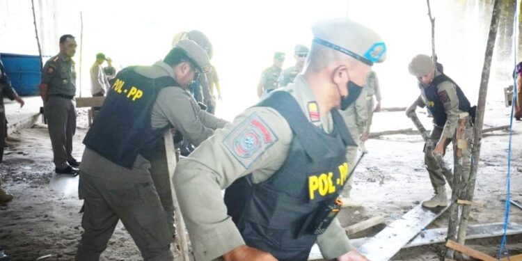 Satpol PP PPU melakukan penertiban. (Foto : istimewa)