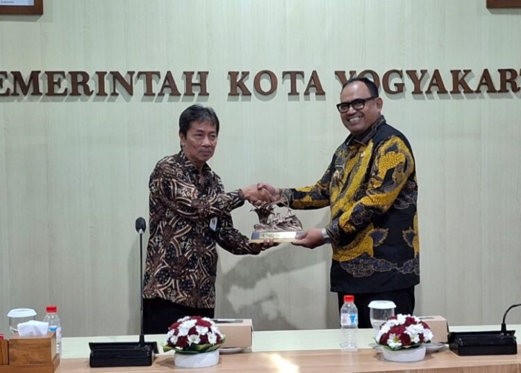 Muhammad Zainal Arifin, melakukan langkah strategis dengan mengunjungi Pemerintah Kota Yogyakarta untuk mempelajari penerapan Smart Government, terutama Jogja Smart Service (JSS), sebuah aplikasi yang terintegrasi dalam melayani kebutuhan masyarakat. (Foto : istimewa)
