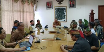Warga Kelurahan Jenebora, Kecamatan Penajam, Kabupaten Penajam Paser Utara (PPU), mendatangi Kantor Bupati PPU pada Senin, 7 Oktober 2024. (Foto : istimewa)