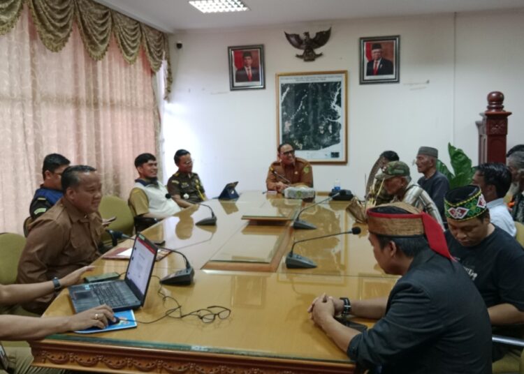 Warga Kelurahan Jenebora, Kecamatan Penajam, Kabupaten Penajam Paser Utara (PPU), mendatangi Kantor Bupati PPU pada Senin, 7 Oktober 2024. (Foto : istimewa)